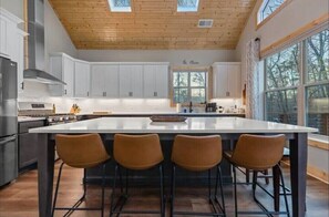 Dishwasher, cookware/dishes/utensils, paper towels