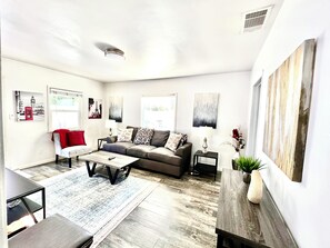 Smart TV - Amazing Location Centrally Located One Bedroom  (Los Angeles)