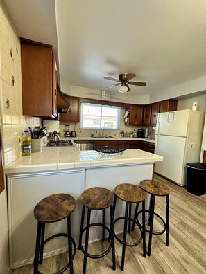 Frigorifero, microonde, forno, piano cottura