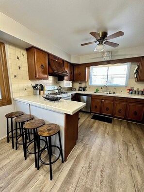 Refrigerador, microondas, horno y parrilla de estufa 