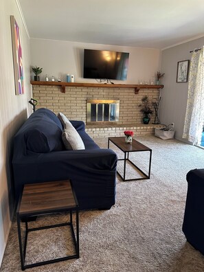 Smart TV, caminetto, tavolo da calcetto, tavolo da ping pong