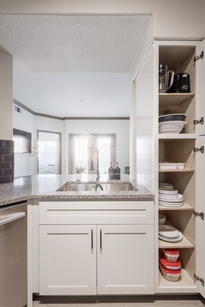 Interior - Comfy Lux Pad/2bed/2bath/ NRG/ Texas Medical Center (Houston)