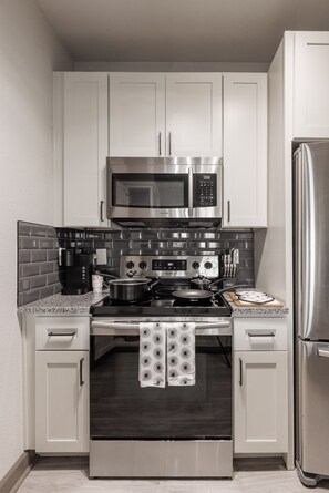Fridge, microwave, oven, stovetop - Comfy Lux Pad/2bed/2bath/ NRG/ Texas Medical Center (Houston)
