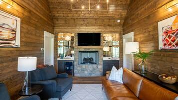 Smart-tv, eldstad och en stereo