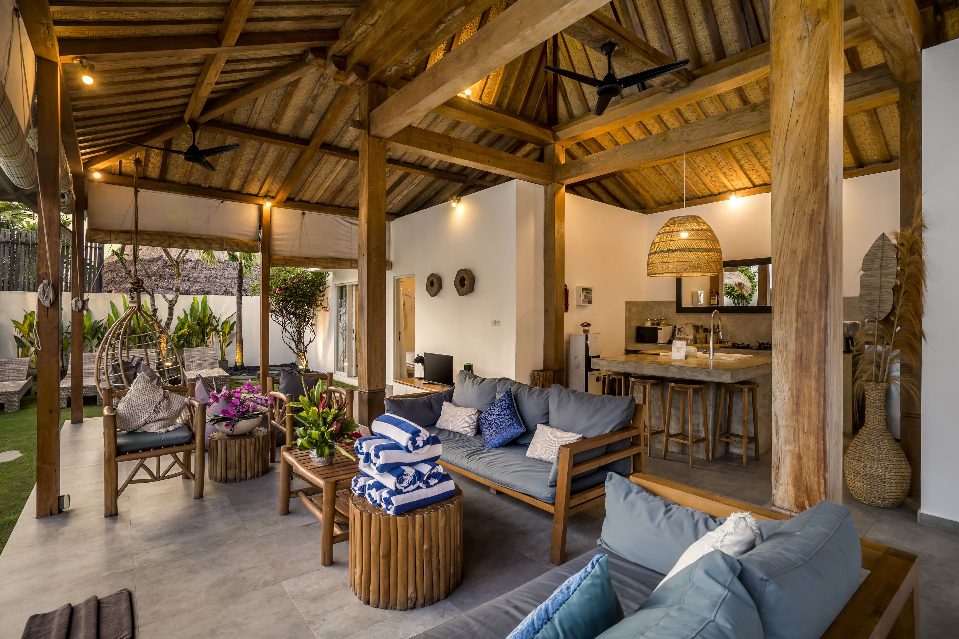 Villa Deluxe, 4 habitaciones, piscina privada, vistas a la piscina | Zona de estar | Televisión de 32 pulgadas con canales por cable