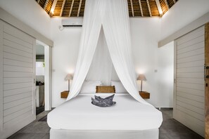 4 عدّة غرف نوم وأغطية فراش متميزة وخزنة داخل الغرفة ومكتب