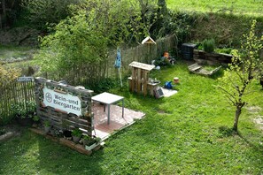 Property grounds - Holiday Apartment 'Kirsche' with Shared Terrace, Shared Garden and Wi-Fi (Sasbach am Kaiserstuhl)