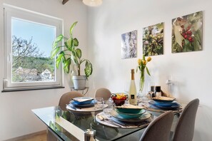 Dining - Holiday Apartment 'Kirsche' with Shared Terrace, Shared Garden and Wi-Fi (Sasbach am Kaiserstuhl)