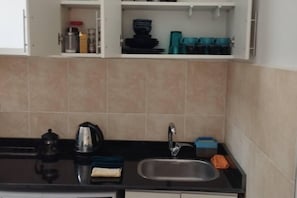 Réfrigérateur, micro-ondes, cafetière/bouilloire