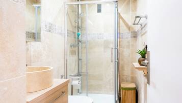 Ducha, secador de pelo, toallas