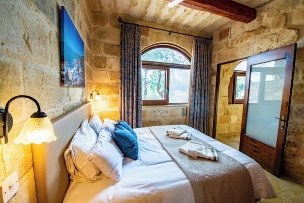 6 bedrooms, WiFi, bed sheets