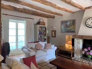 テレビ、暖炉、ステレオ