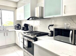 ثلاجة، ميكروويف، فرن، موقد طهي مسطح