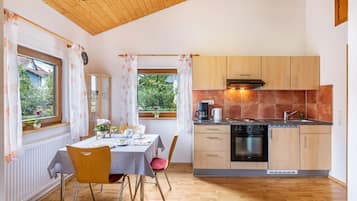 Fridge, oven, stovetop, coffee/tea maker