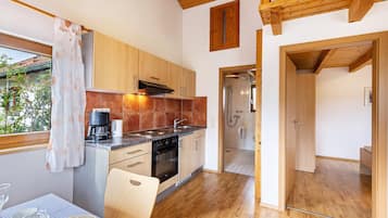 Kühlschrank, Ofen, Herdplatte, Wasserkocher mit Kaffee-/Teezubehör