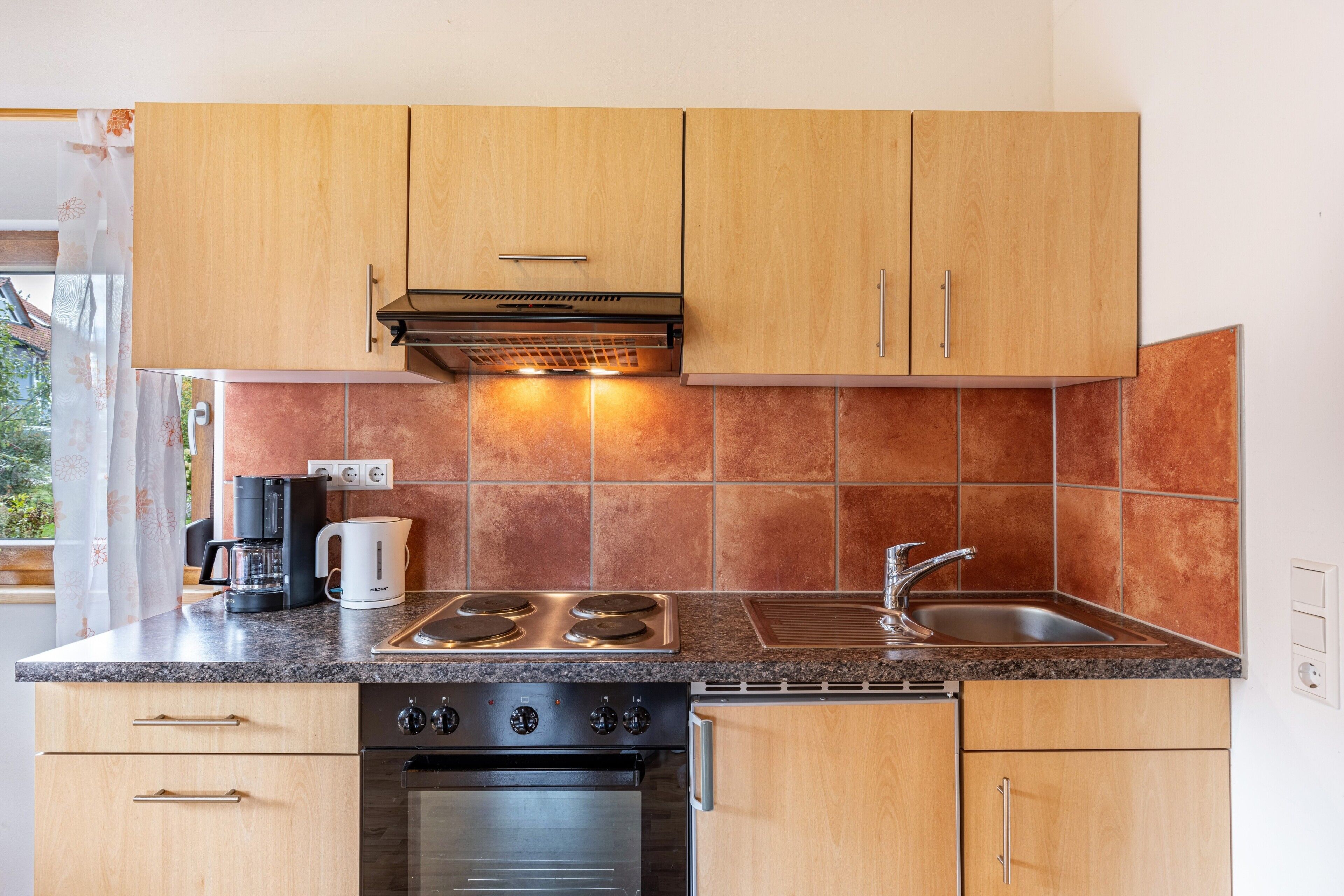 Frigorifero, forno, piano cottura, macchina per tè/caffè