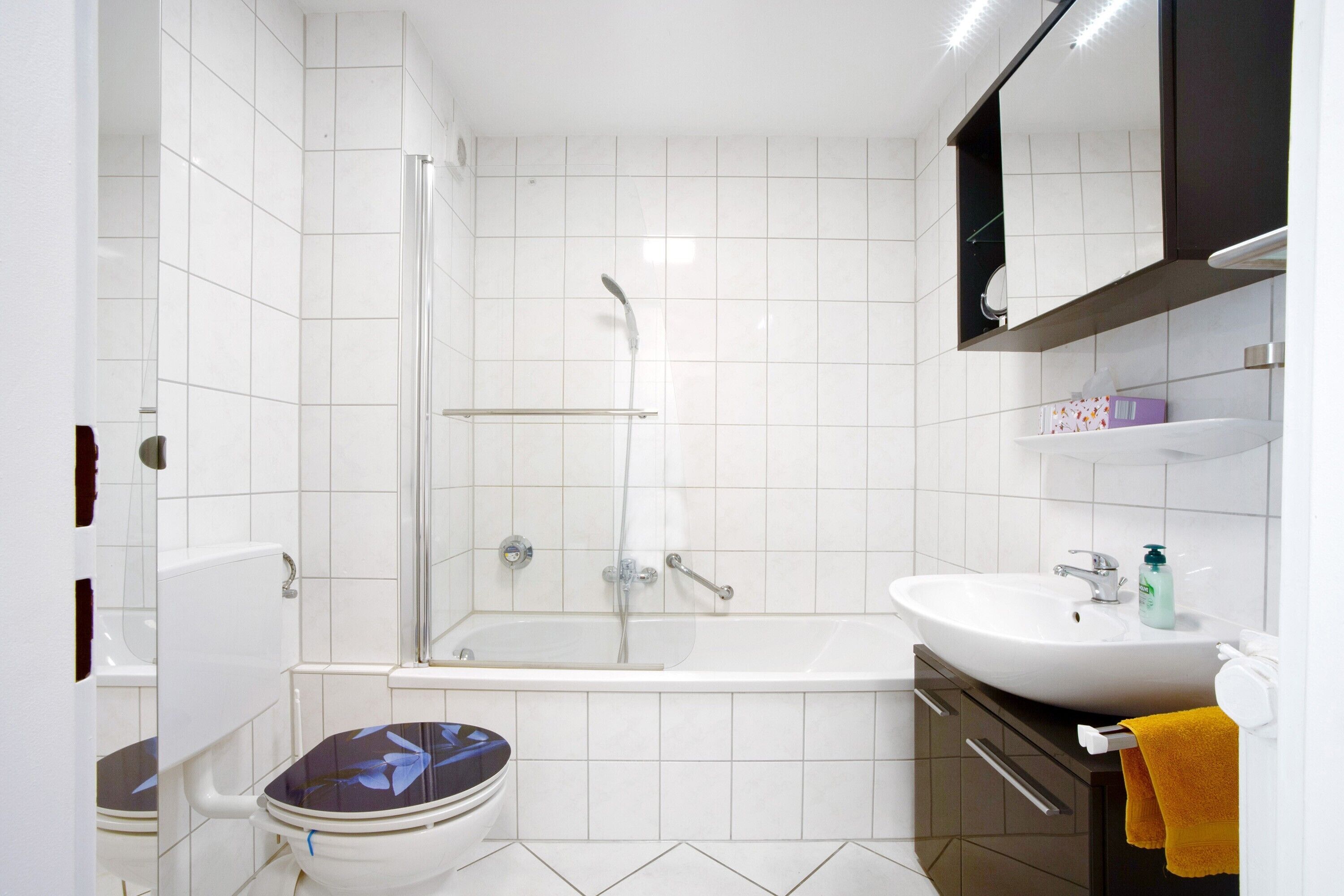 A bathroom with a toilet, bathtub, and sink.