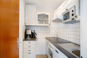 Køleskab, mikrobølgeovn, ovn, kogeplade