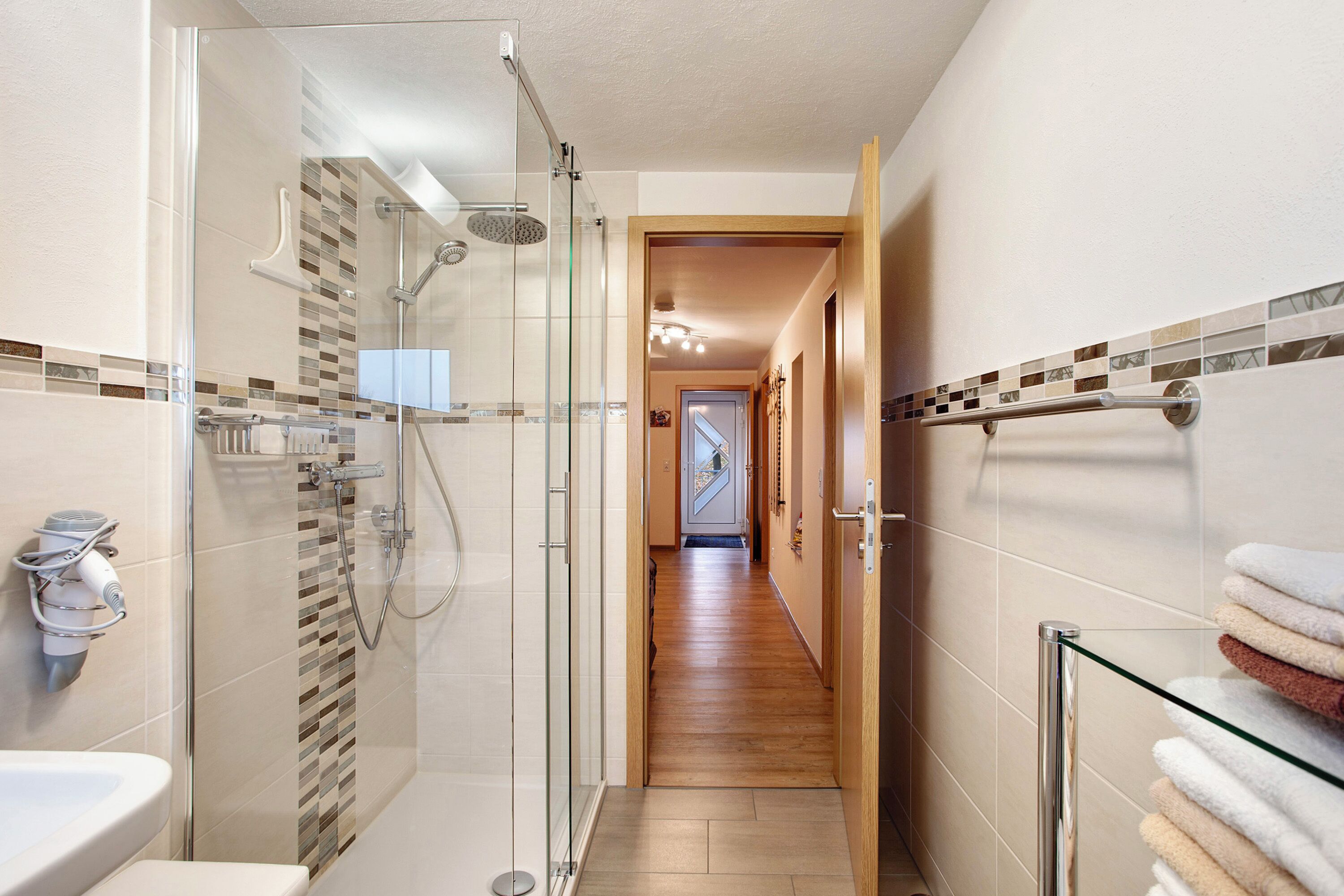 Dusche, Haartrockner, Handtücher