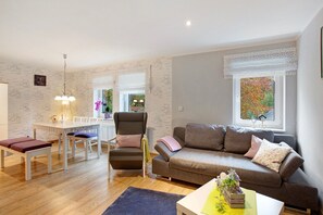 TV, DVD player, stereo - Apartment 'Richters Hof' – A Nature Retreat for Your Getaway! (Schmallenberg)