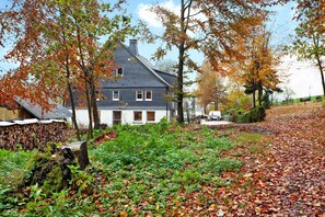 Property grounds - Apartment 'Richters Hof' – A Nature Retreat for Your Getaway! (Schmallenberg)