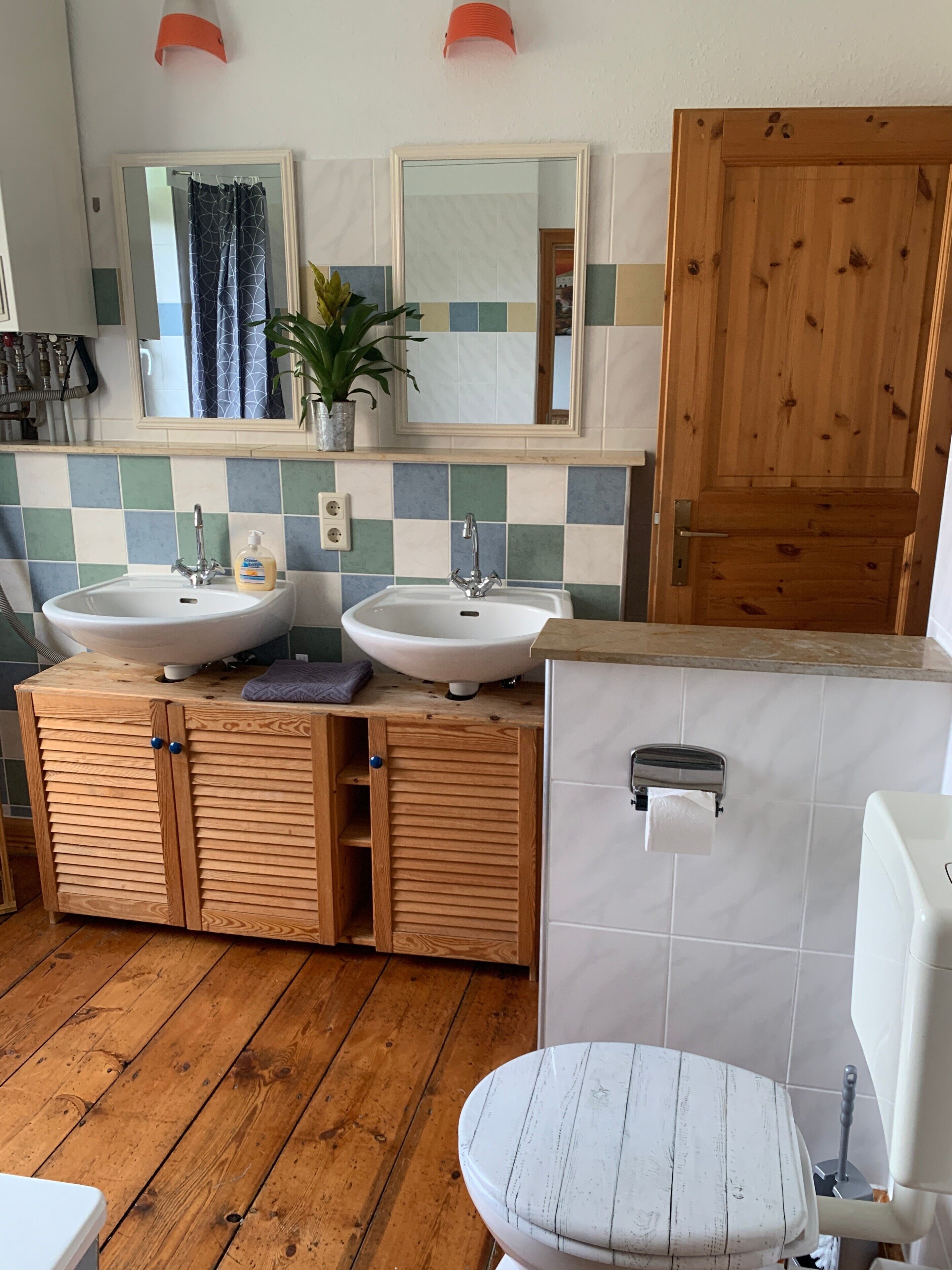 Bathtub, towels