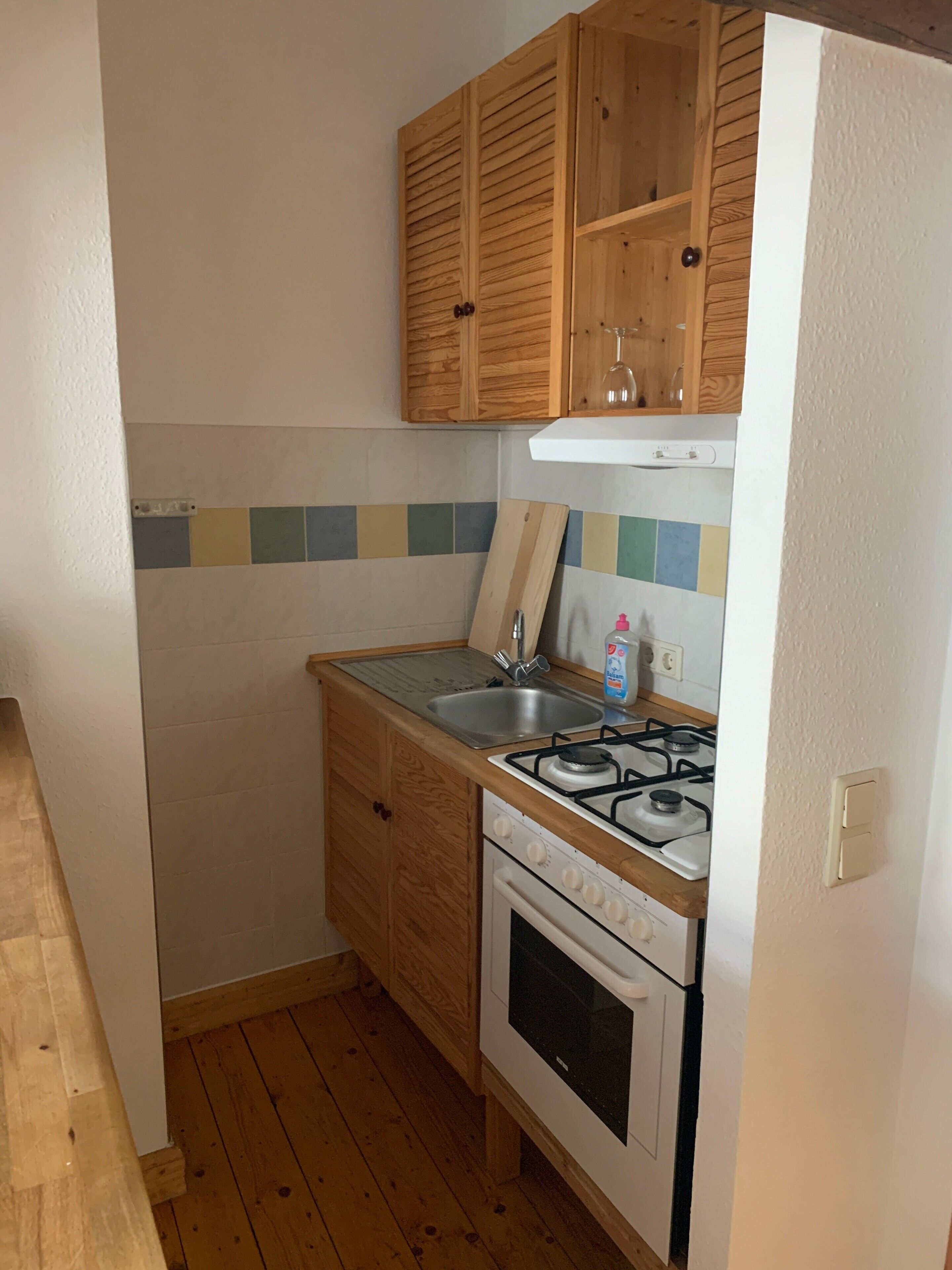 Køleskab, mikrobølgeovn, ovn, kogeplade