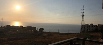 Quite  appt   and sea view to relax your stay 10 min to Sidon  20 min to Beirut 