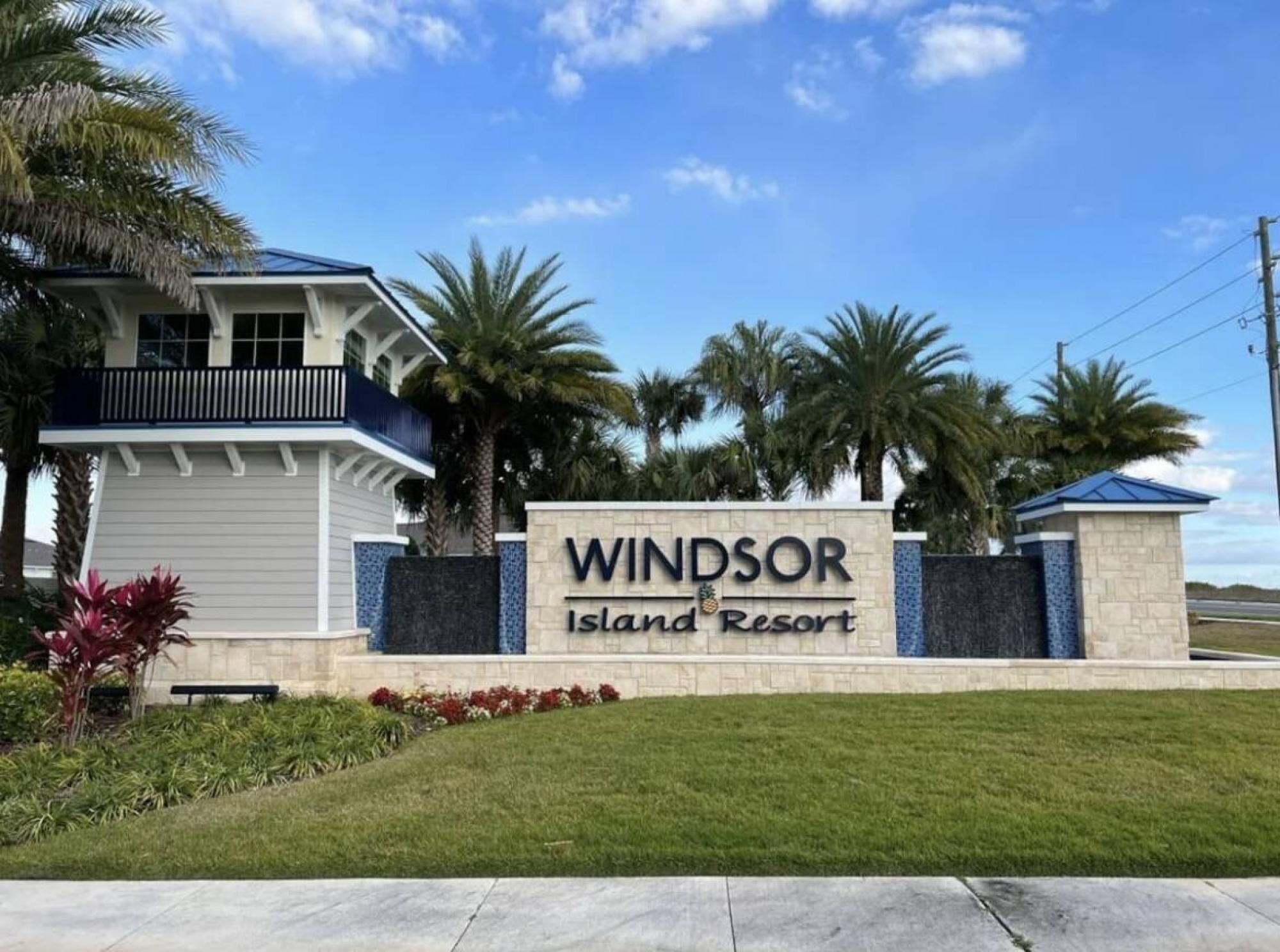 Naamplaatje voor Windsor Island Resort, met een modern gebouw en palmbomen.
