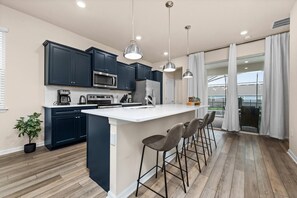 5 bedrooms - Brand New Windsor Island 5 Suites (Davenport)