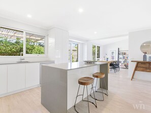 Dining - Beachside Getaway - 5 minutes walk to the beach. (Mount Martha)