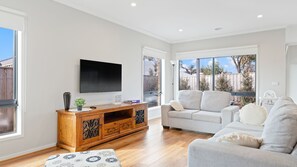 TV - Seagrove Getaway in Cowes (Cowes)