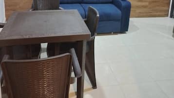 Quarto, 1 quarto, acessível, para fumantes | Área de estar