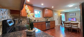 Sunnyvale Great location 2Br/2Bth unit/Kingbed/windows AC