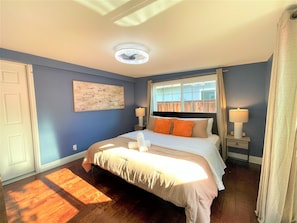 2 bedrooms, desk, WiFi, bed sheets