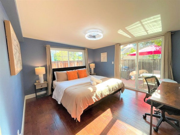 2 bedrooms, desk, WiFi, bed sheets