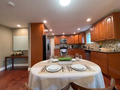 Sunnyvale Great location 2Br/2Bth unit/Kingbed/windows AC