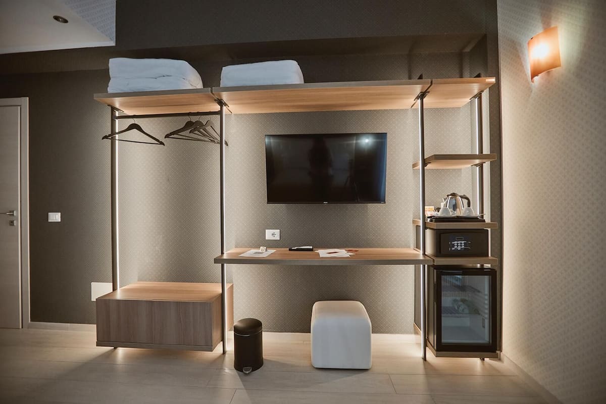 Deluxe kamer, 1 twee- of 2 eenpersoonsbedden | Luxe beddengoed, donzen dekbedden, een kluis op de kamer, een bureau