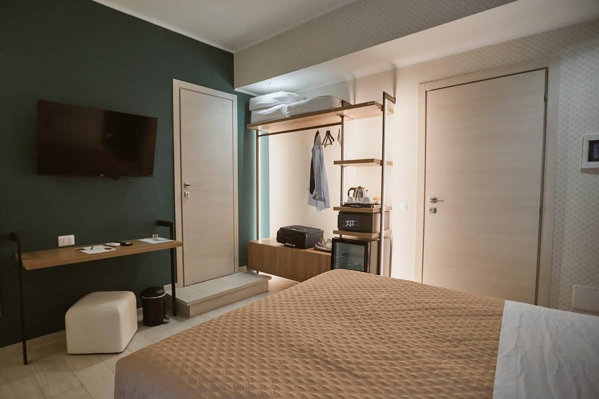 Kamer, 1 twee- of 2 eenpersoonsbedden | Luxe beddengoed, donzen dekbedden, een kluis op de kamer, een bureau