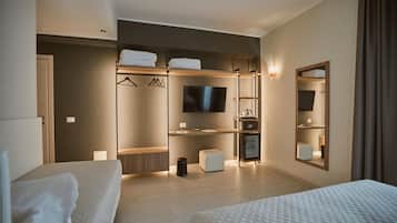 Deluxe-Dreibettzimmer | Hochwertige Bettwaren, Daunenbettdecken, Zimmersafe, Schreibtisch