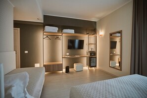 Deluxe-Dreibettzimmer | Hochwertige Bettwaren, Daunenbettdecken, Zimmersafe, Schreibtisch
