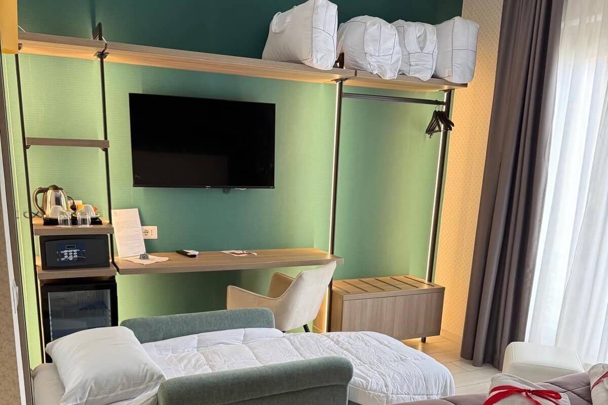 Klassieke driepersoonskamer | Luxe beddengoed, donzen dekbedden, een kluis op de kamer, een bureau