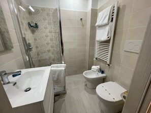 Dobbeltværelse med dobbeltseng eller 2 enkeltsenge | Badeværelse | Bruser, brusehoved med spredningseffekt, hårtørrer, bidet