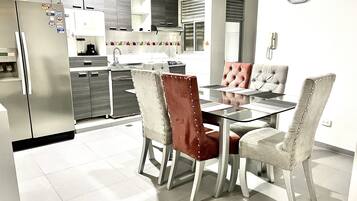 Basic Apartment | Dining