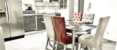 Basic Apartment | Dining