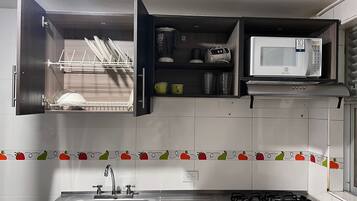 Apartamento | Cozinha privada | Frigobar, micro-ondas, chapa