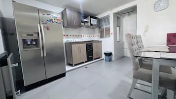 Apartamento | Cozinha privada | Frigobar, micro-ondas, chapa