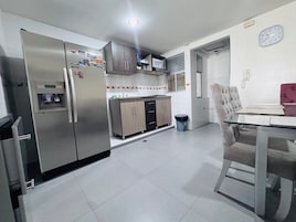 Frigobar, microondas, plancha de cocina