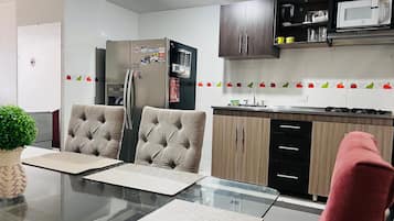 Apartamento | Cocina privada | Frigorífico pequeño, microondas y plancha