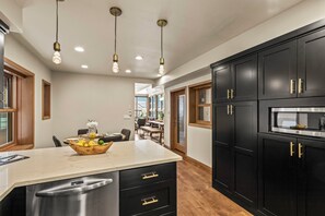 Kjøleskap, mikrobølgeovn, ovn og oppvaskmaskin